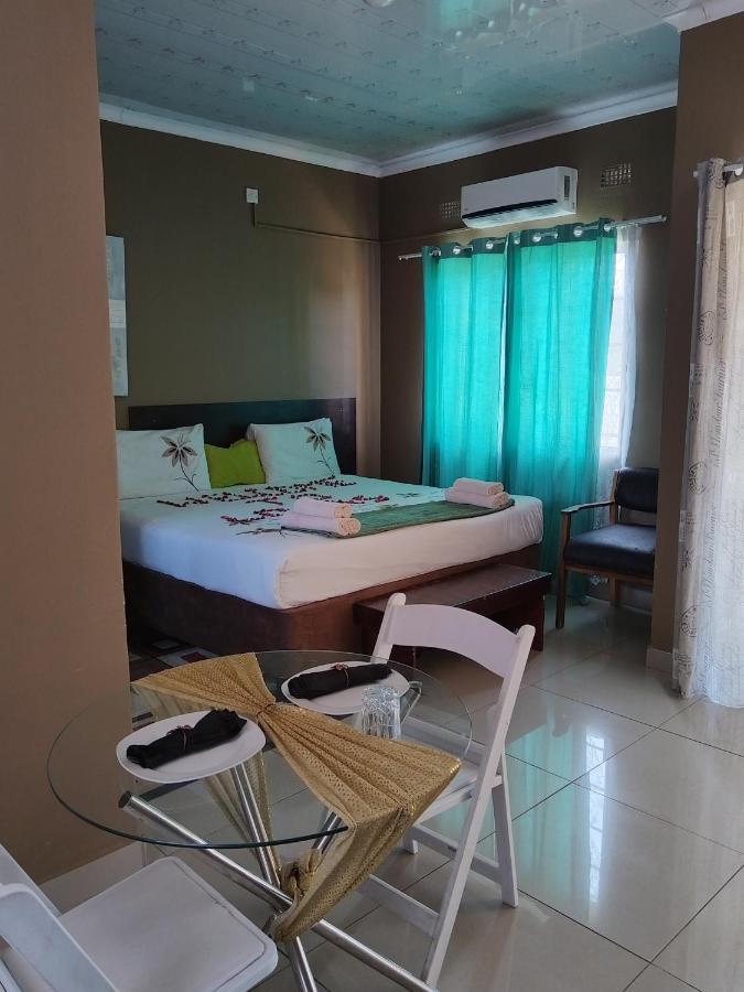 Looks Cottages Self Catering Apartments Kasane Esterno foto