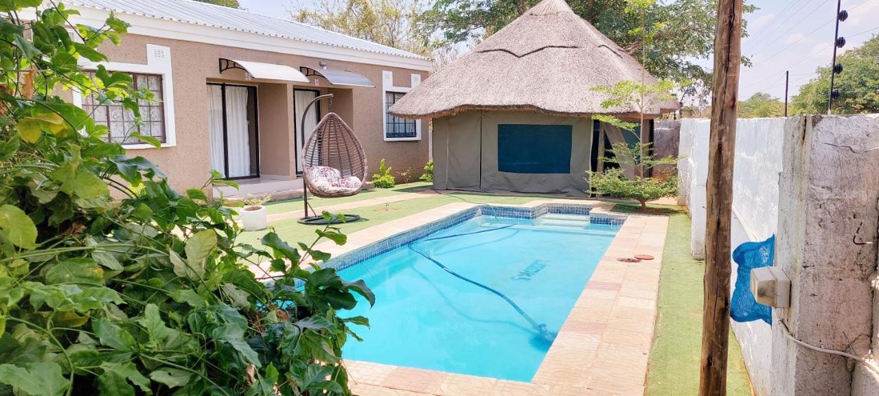Looks Cottages Self Catering Apartments Kasane Esterno foto