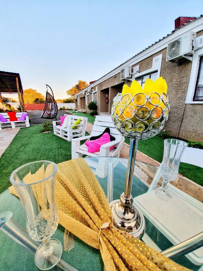 Looks Cottages Self Catering Apartments Kasane Esterno foto