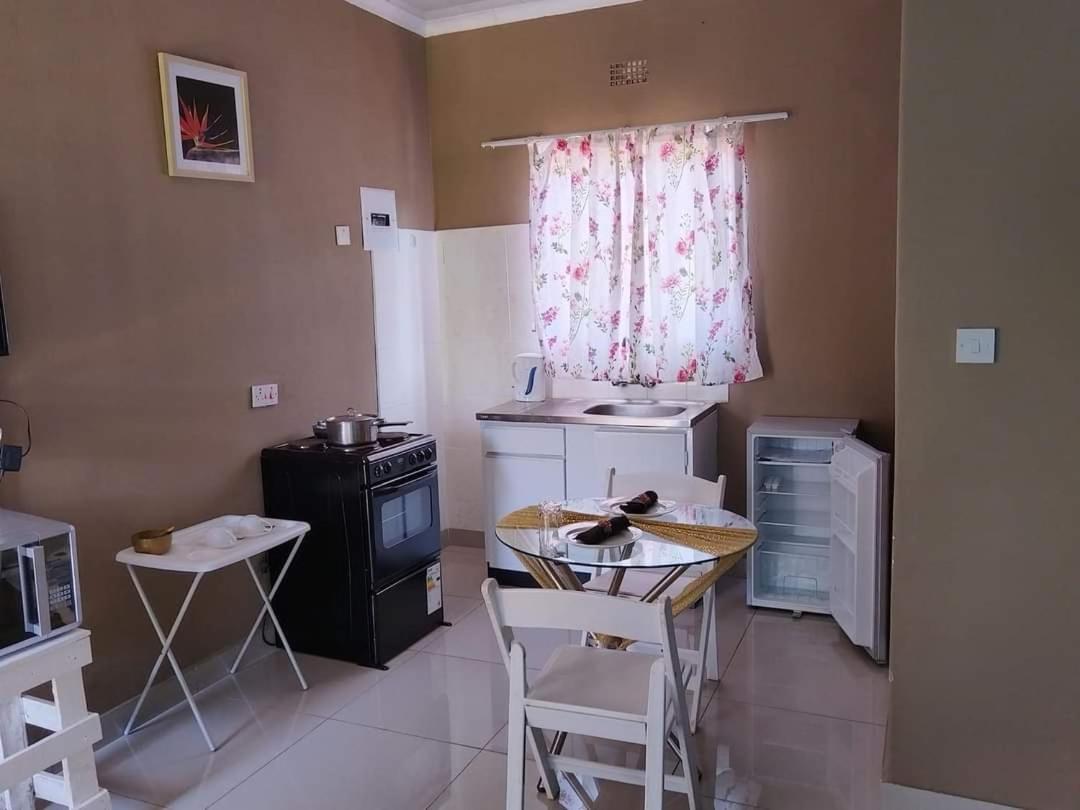 Looks Cottages Self Catering Apartments Kasane Esterno foto