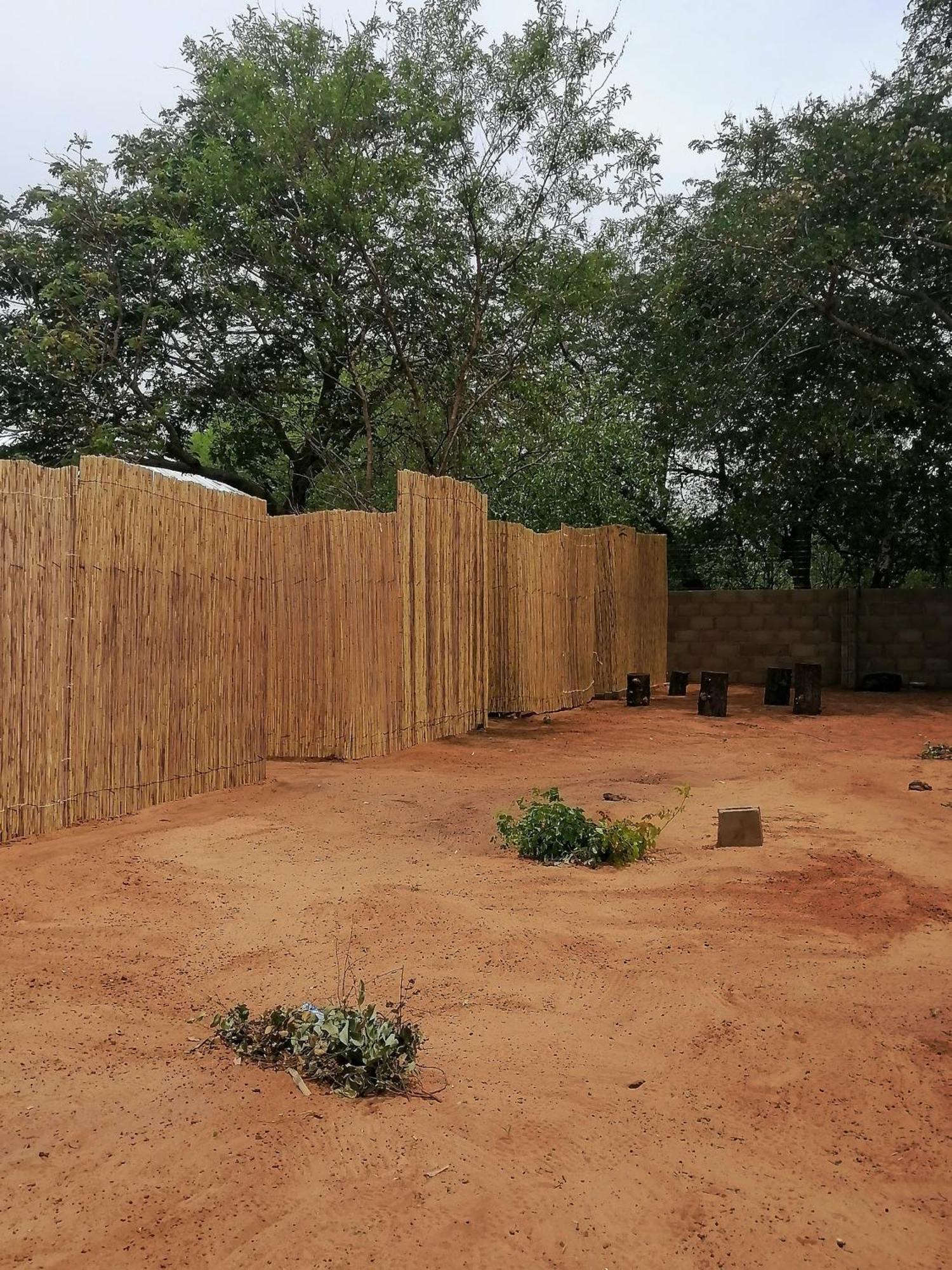 Looks Cottages Self Catering Apartments Kasane Esterno foto