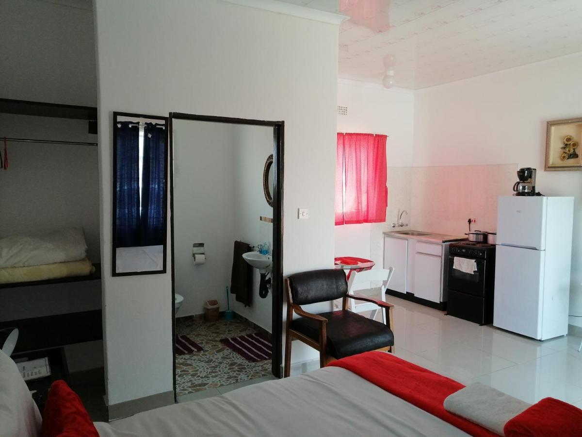 Looks Cottages Self Catering Apartments Kasane Esterno foto