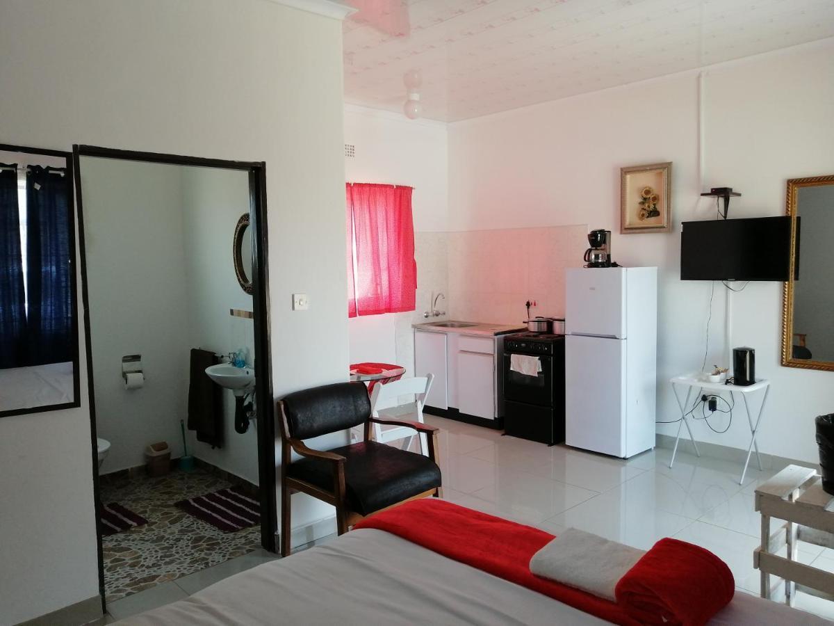 Looks Cottages Self Catering Apartments Kasane Esterno foto