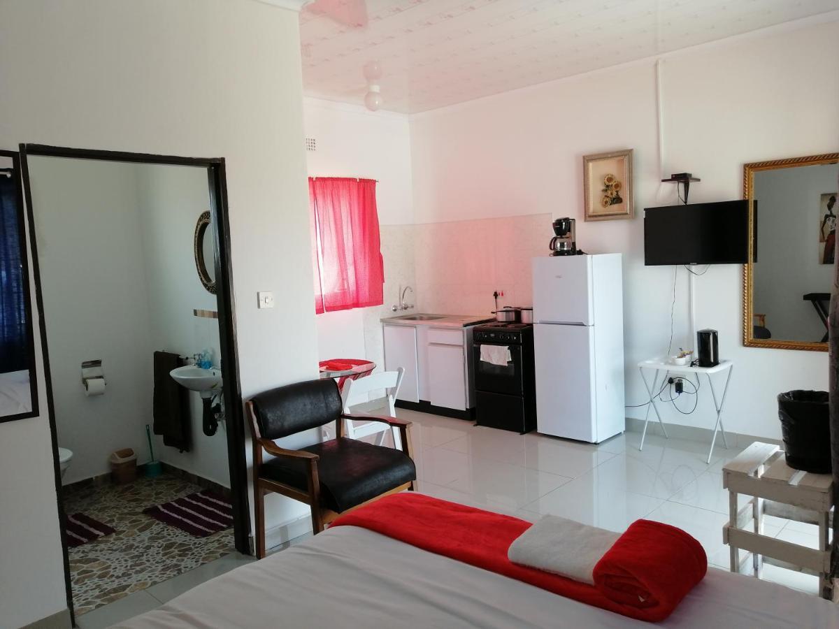 Looks Cottages Self Catering Apartments Kasane Esterno foto